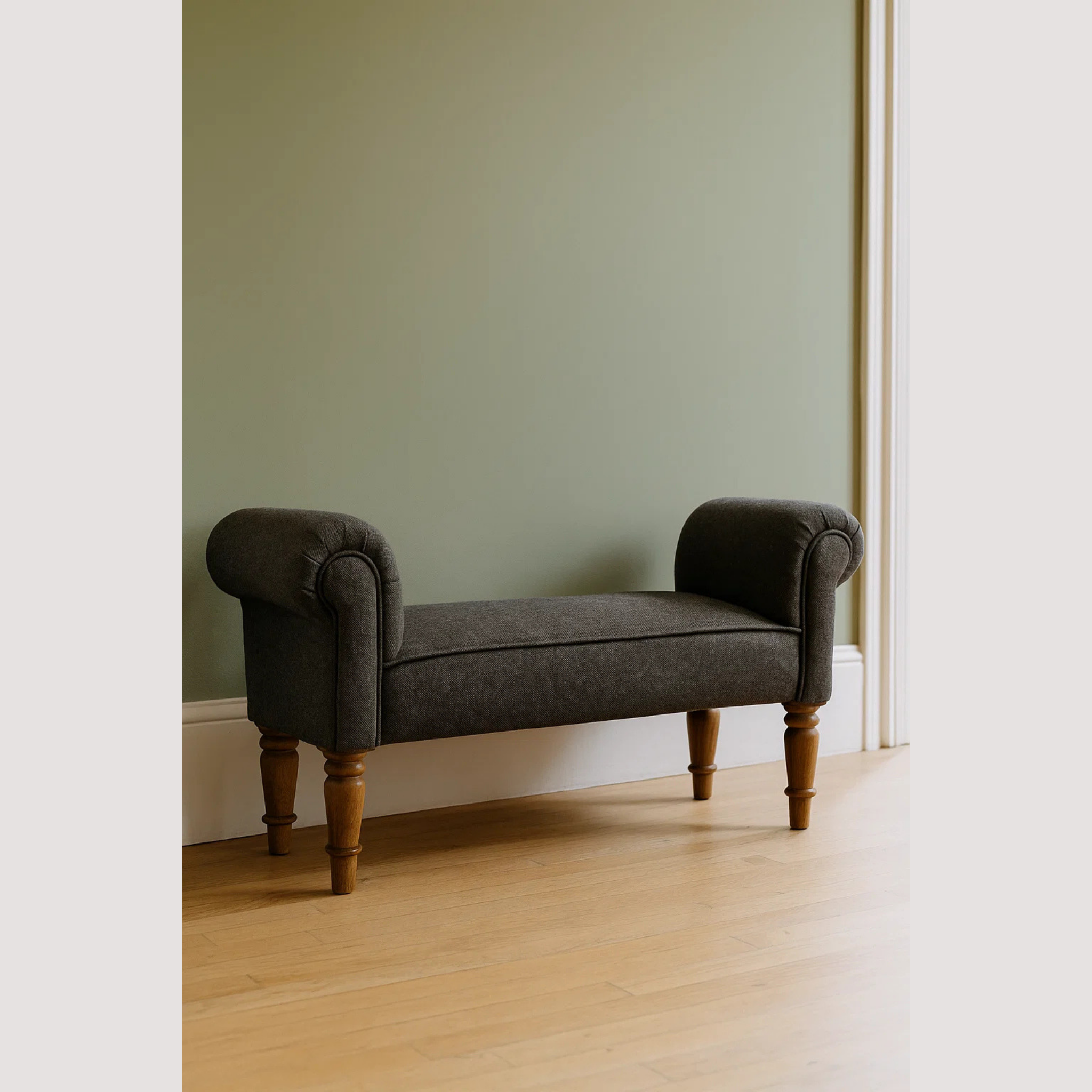 Elegante zwarte tweed gestoffeerde bank - Klassieke accentstoel met gesneden houten poten