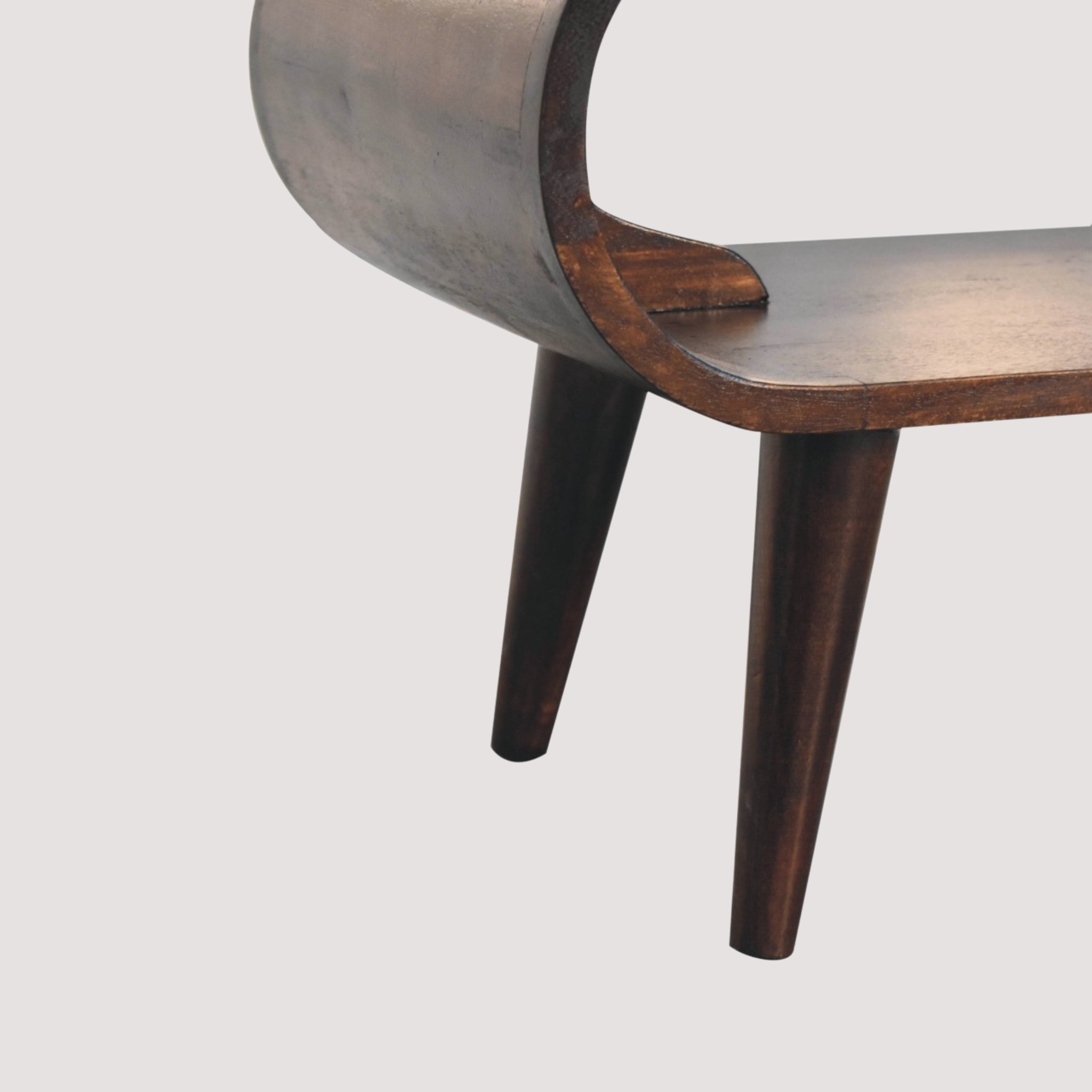 Salontafel met walnoothouten afwerking – elegant licht houtdesign voor gezellige interieurs