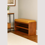 Vintage opbergbank van buffelleer – rijke karamelleren zitting met verborgen schoenenlade