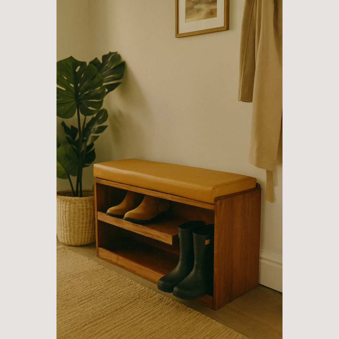 Vintage opbergbank van buffelleer – rijke karamelleren zitting met verborgen schoenenlade