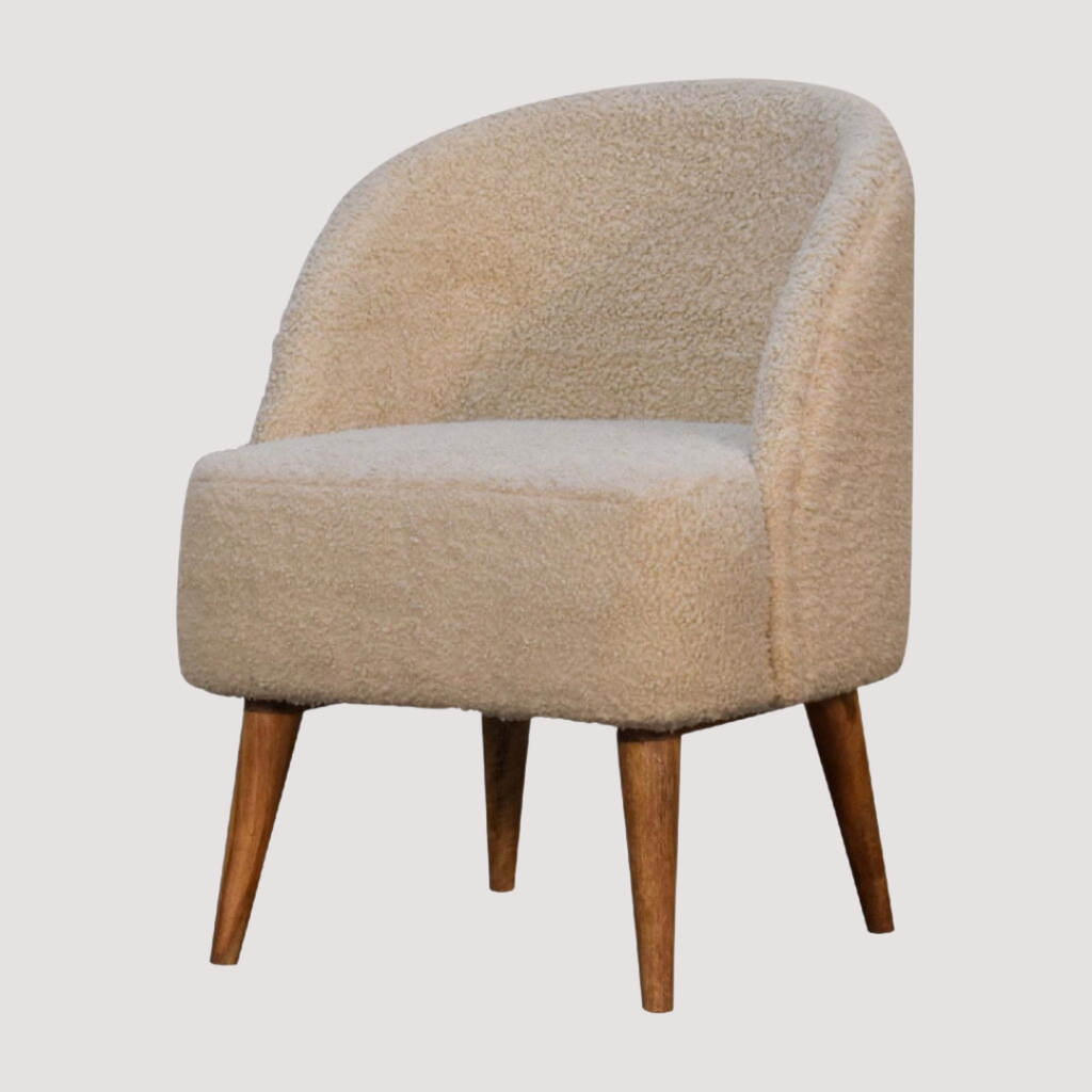 Gebogen Bouclé stoel - Crèmekleurige structuurstof kuipzitting voor moderne interieurs