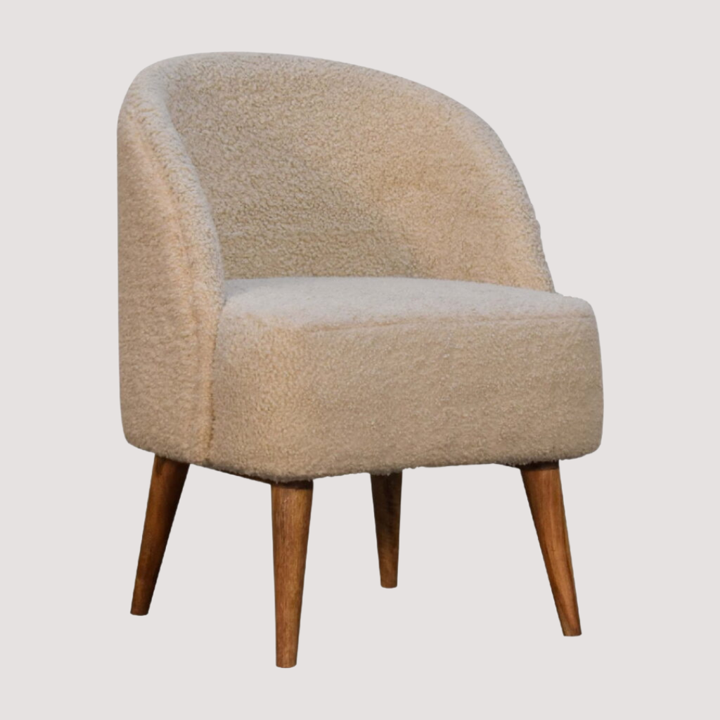 Gebogen Bouclé stoel - Crèmekleurige structuurstof kuipzitting voor moderne interieurs