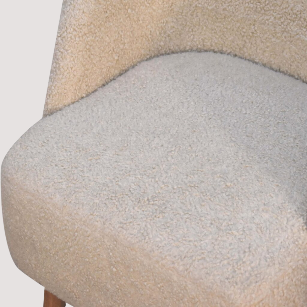 Gebogen Bouclé stoel - Crèmekleurige structuurstof kuipzitting voor moderne interieurs