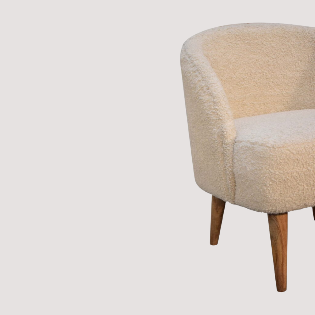 Gebogen Bouclé stoel - Crèmekleurige structuurstof kuipzitting voor moderne interieurs