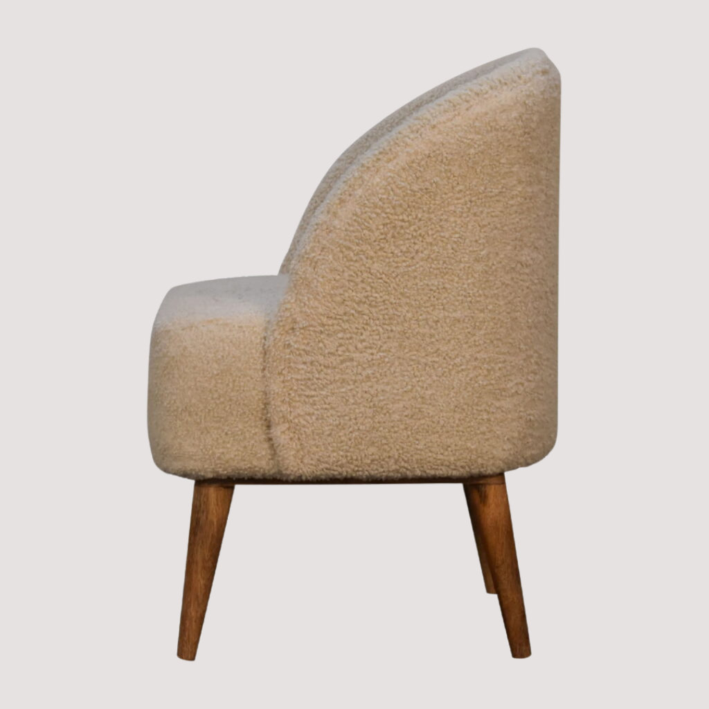 Gebogen Bouclé stoel - Crèmekleurige structuurstof kuipzitting voor moderne interieurs