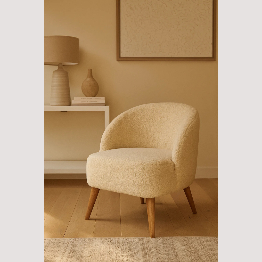 Gebogen Bouclé stoel - Crèmekleurige structuurstof kuipzitting voor moderne interieurs