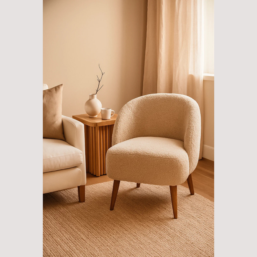 Gebogen Bouclé stoel - Crèmekleurige structuurstof kuipzitting voor moderne interieurs