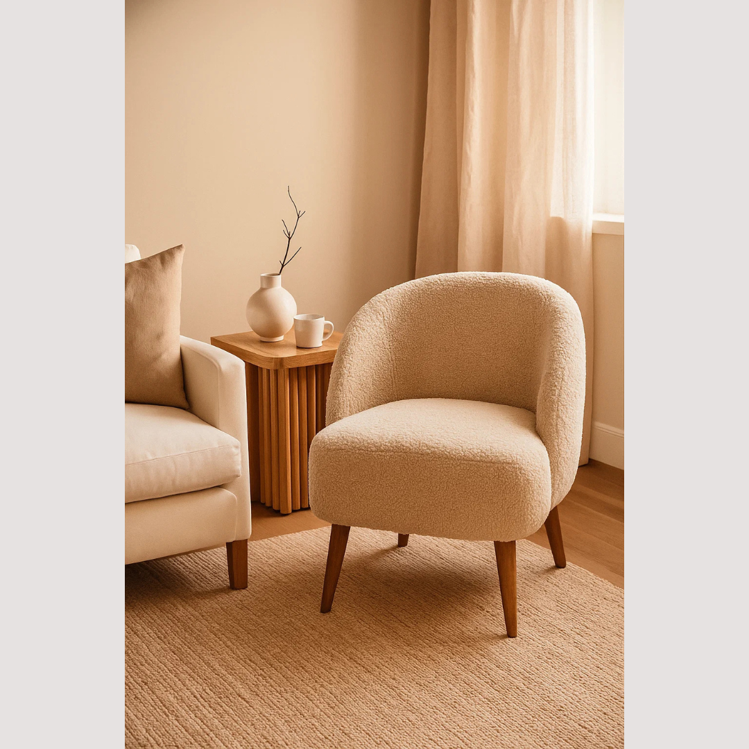 Gebogen Bouclé stoel - Crèmekleurige structuurstof kuipzitting voor moderne interieurs