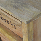 Ambachtelijk houten keukenkastje - Gedetailleerd gesneden ontwerp voor verfijnde woninginrichting