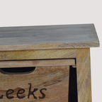 Ambachtelijk houten keukenkastje - Gedetailleerd gesneden ontwerp voor verfijnde woninginrichting