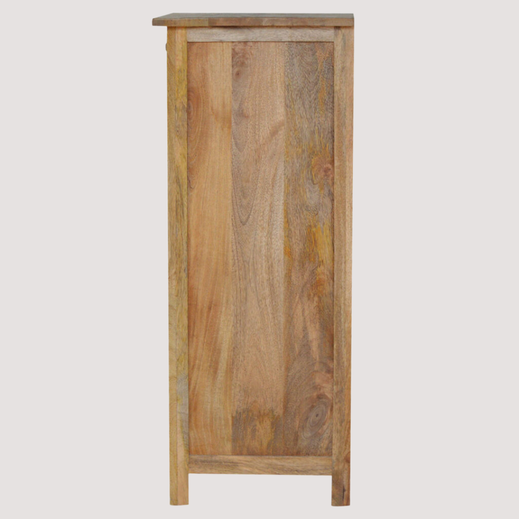 Ambachtelijk houten keukenkastje - Gedetailleerd gesneden ontwerp voor verfijnde woninginrichting