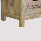 Ambachtelijk houten keukenkastje - Gedetailleerd gesneden ontwerp voor verfijnde woninginrichting