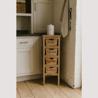 Ambachtelijk houten keukenkastje - Gedetailleerd gesneden ontwerp voor verfijnde woninginrichting